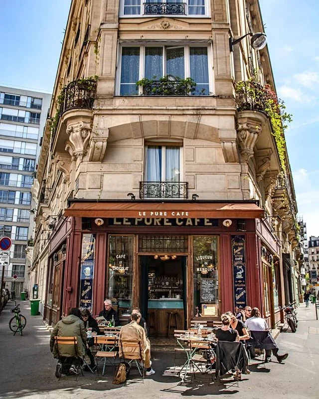 La façade et la terrasse en angle du Pure Café