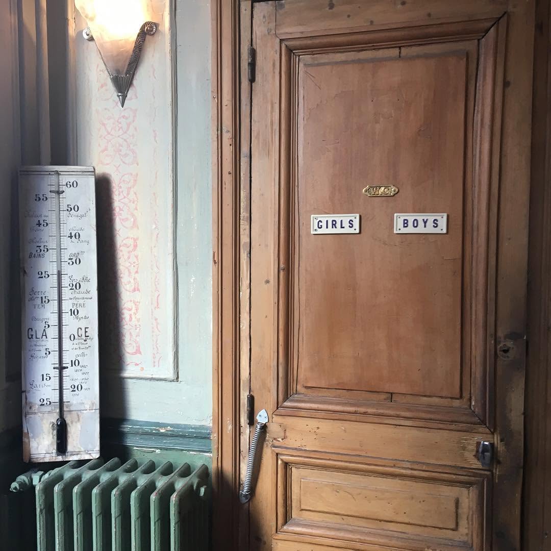 Portes anciennes des toilettes avec plaques émaillées « GIRLS » et « BOYS » et vieux thermomètre