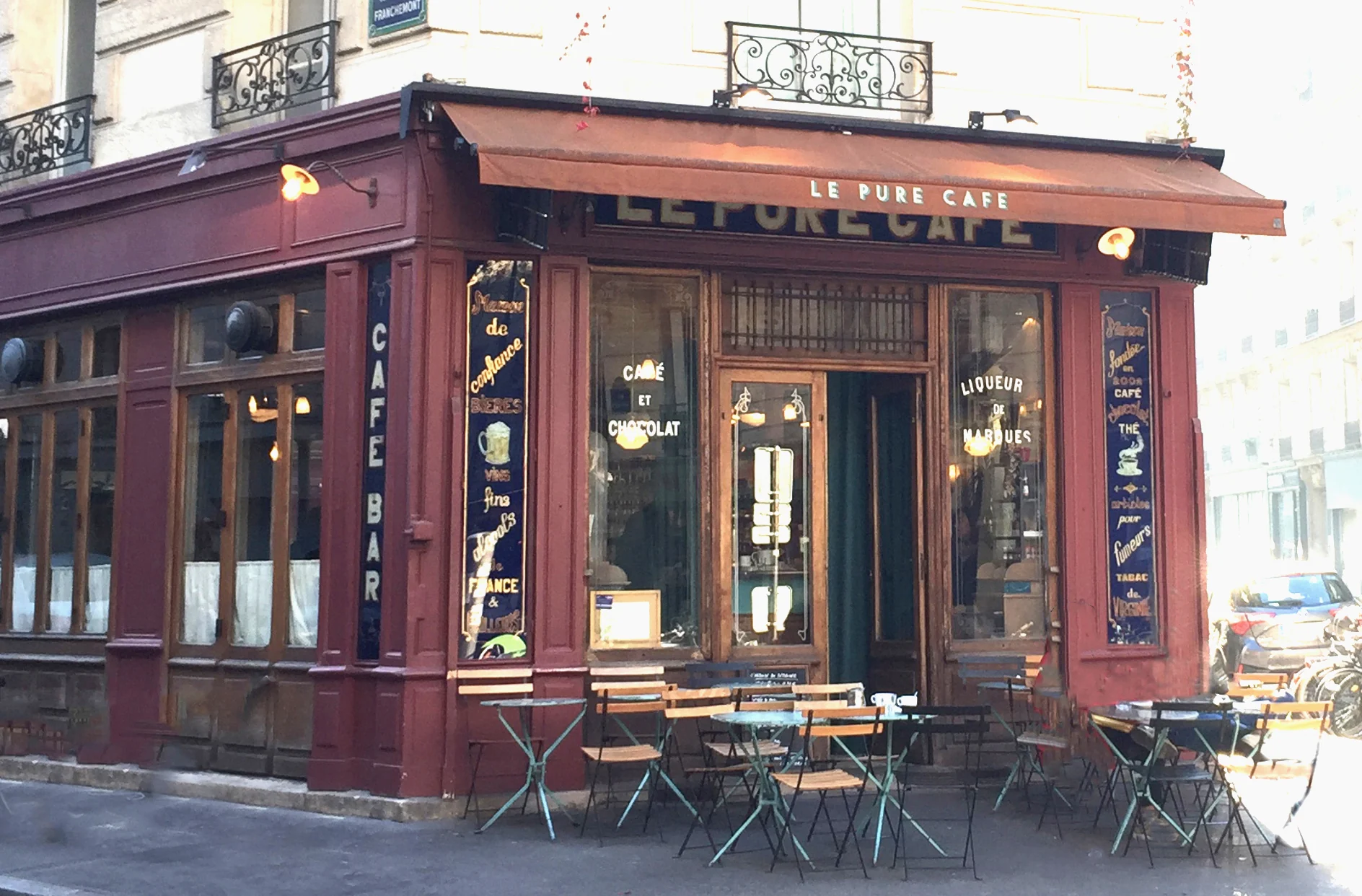 Le comptoir en zinc du Pure Café et ses banquettes rouges