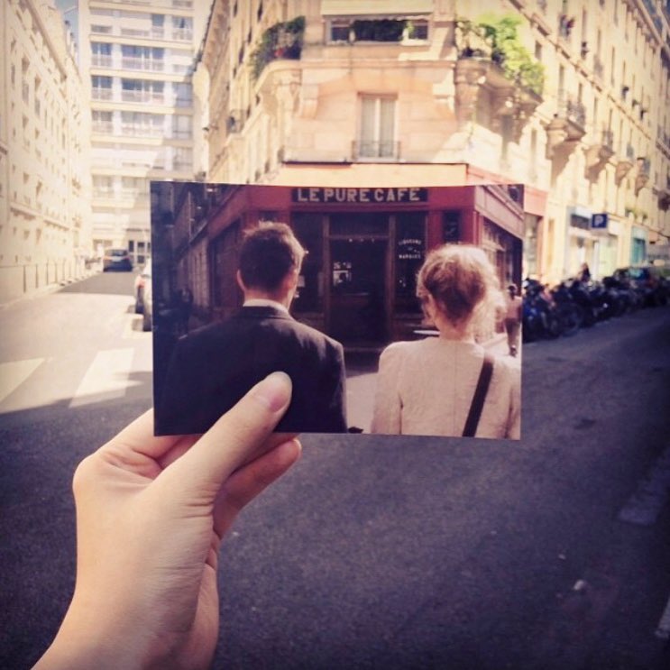 Une main tient une photo du film Before Sunset devant la façade du Pure Café