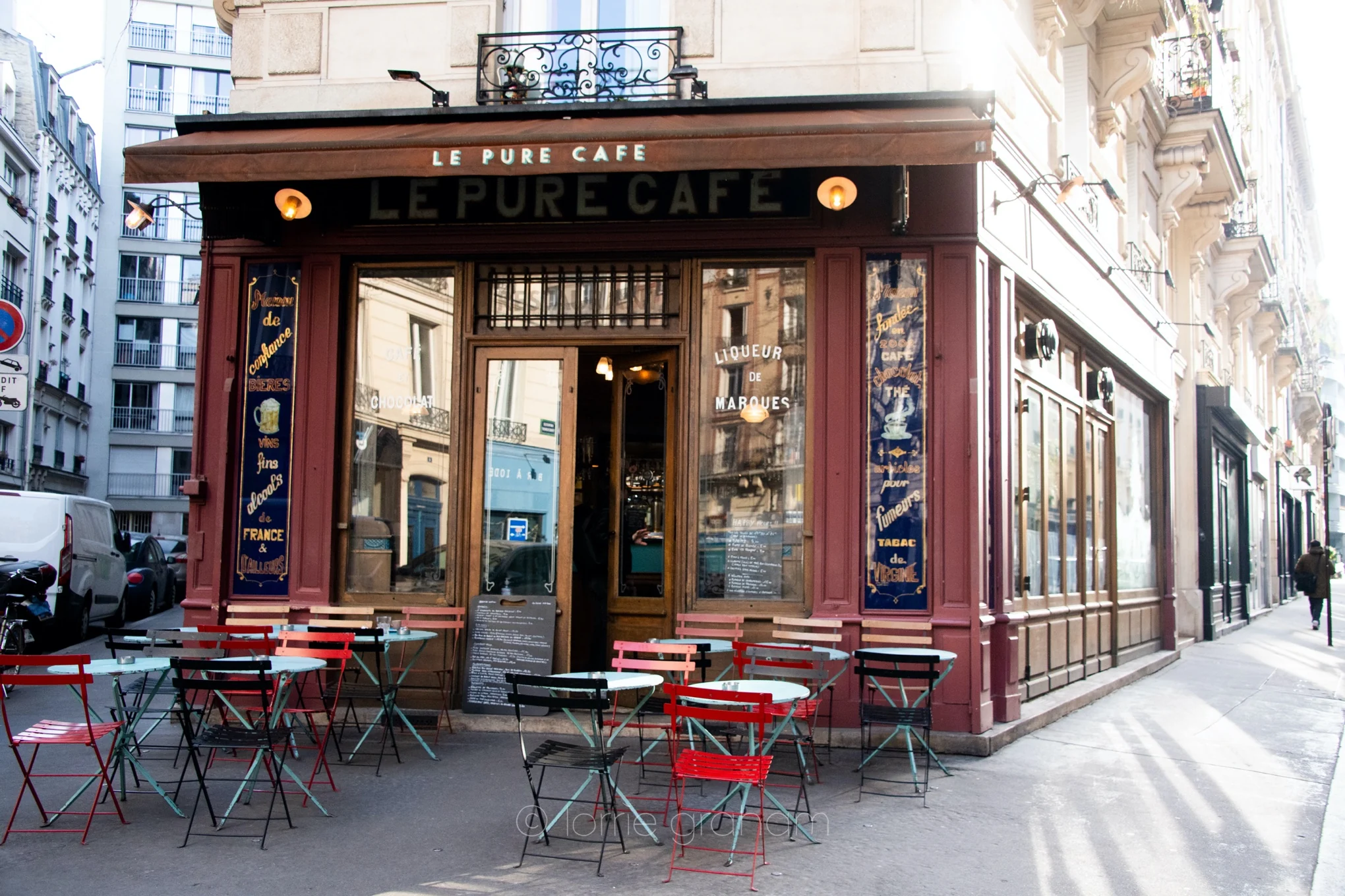 Salle du Pure Café, comptoir en zinc et banquettes rouges baignés de lumière
